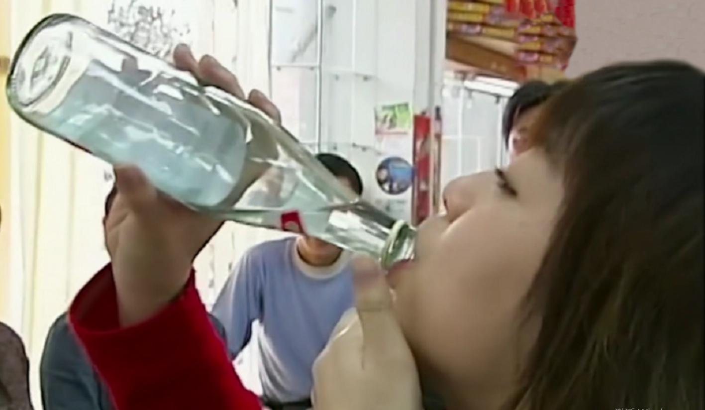 2007年，湖南女孩号称千杯不醉，喝酒如喝水，医生检查发现端倪