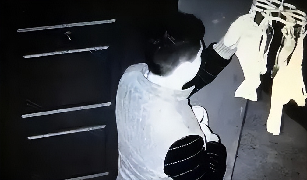 男子家中*袜丝**成山，一天不闻心里难受，让我坐牢可以丢我*袜丝**不行