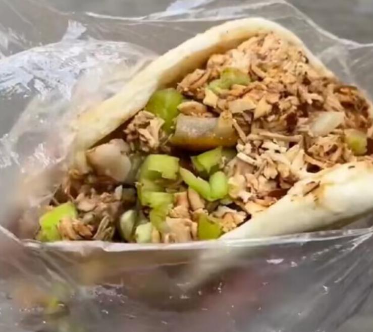 女子慕名到淄博吃烧烤弄丢3000元,女子淄博买肉夹馍