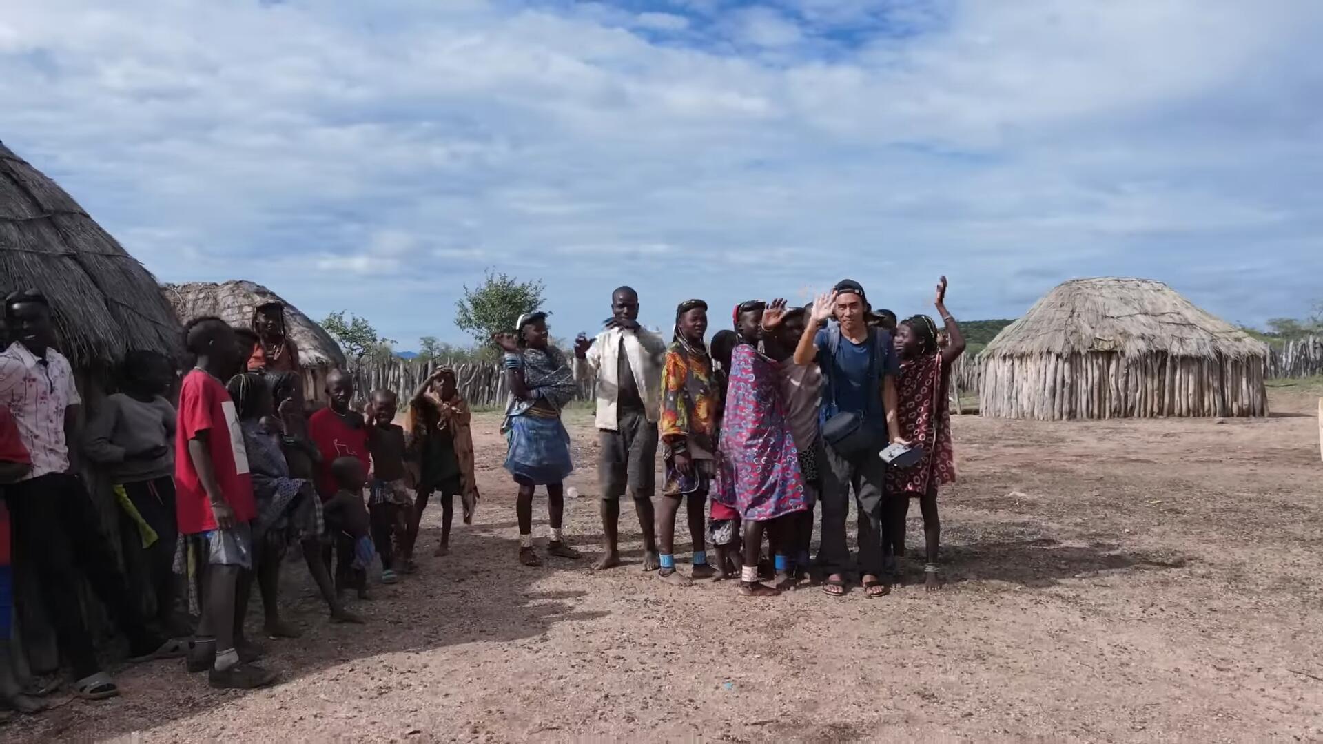 非洲神奇的部落，用牛粪做发型，偶遇不穿衣服的女孩