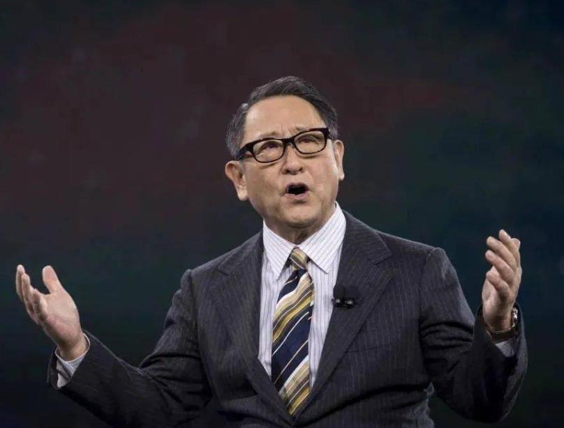 丰田章男驾驶氢燃料内燃机赛车,丰田章男展示新款丰田车