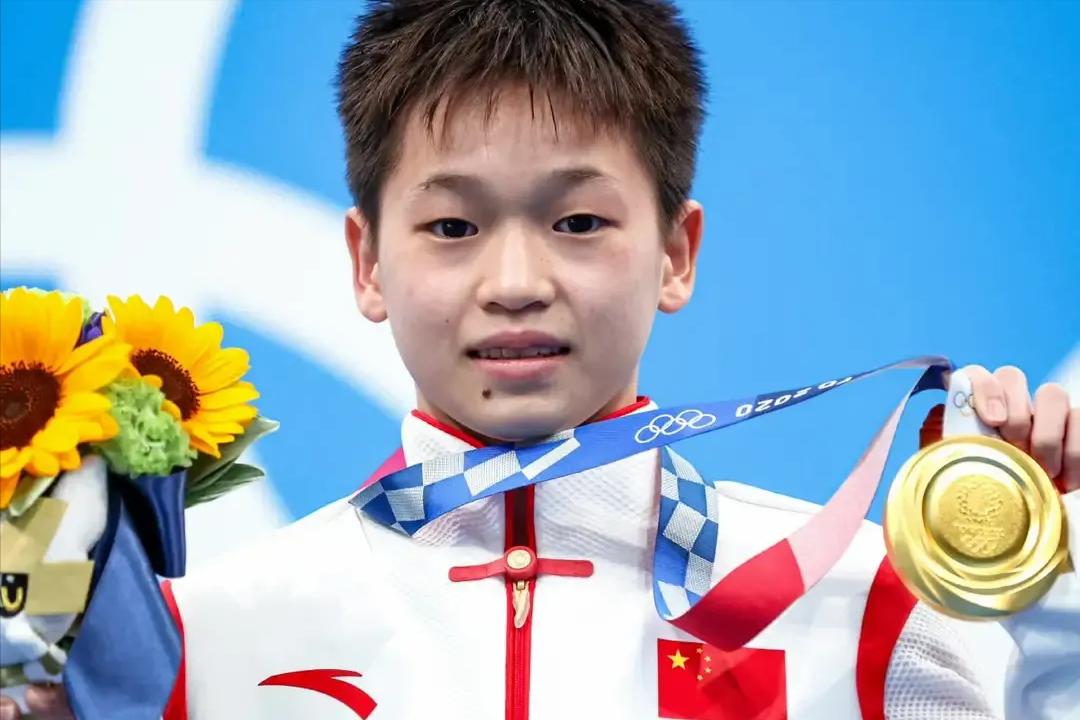 奥运冠军全红婵与他人合影,奥运冠军全红婵简历