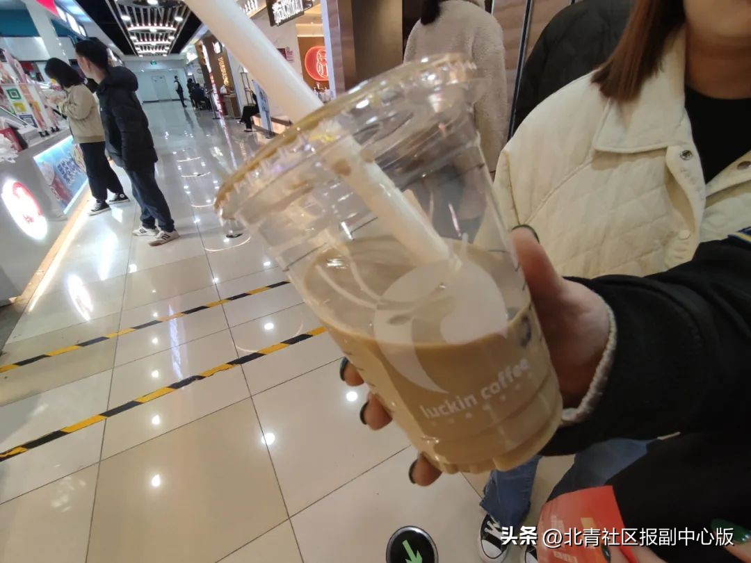 3.3亿热搜！瑞幸咖啡去冰剩半杯是“*规则潜**”？实探通州店：我们不是“加冰王”！