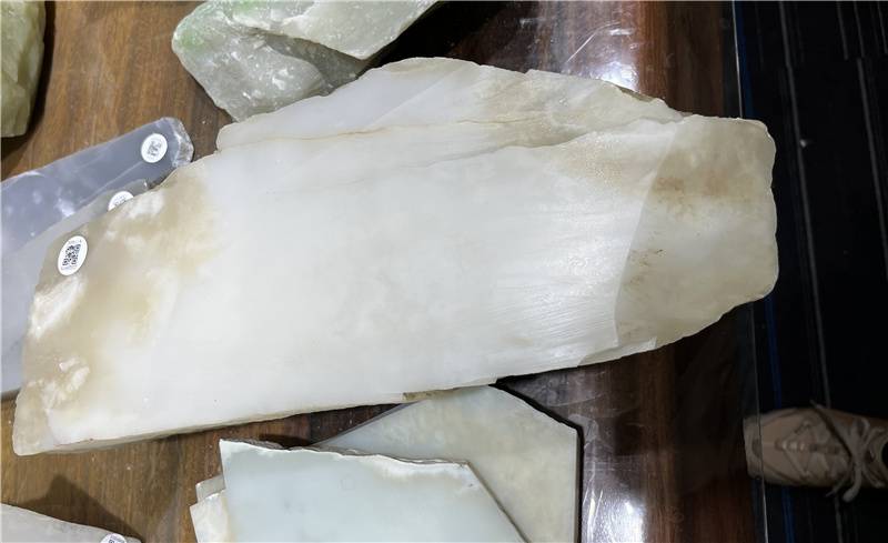 和田玉山料中高端多少钱一克,山料和田玉什么价格最好呢