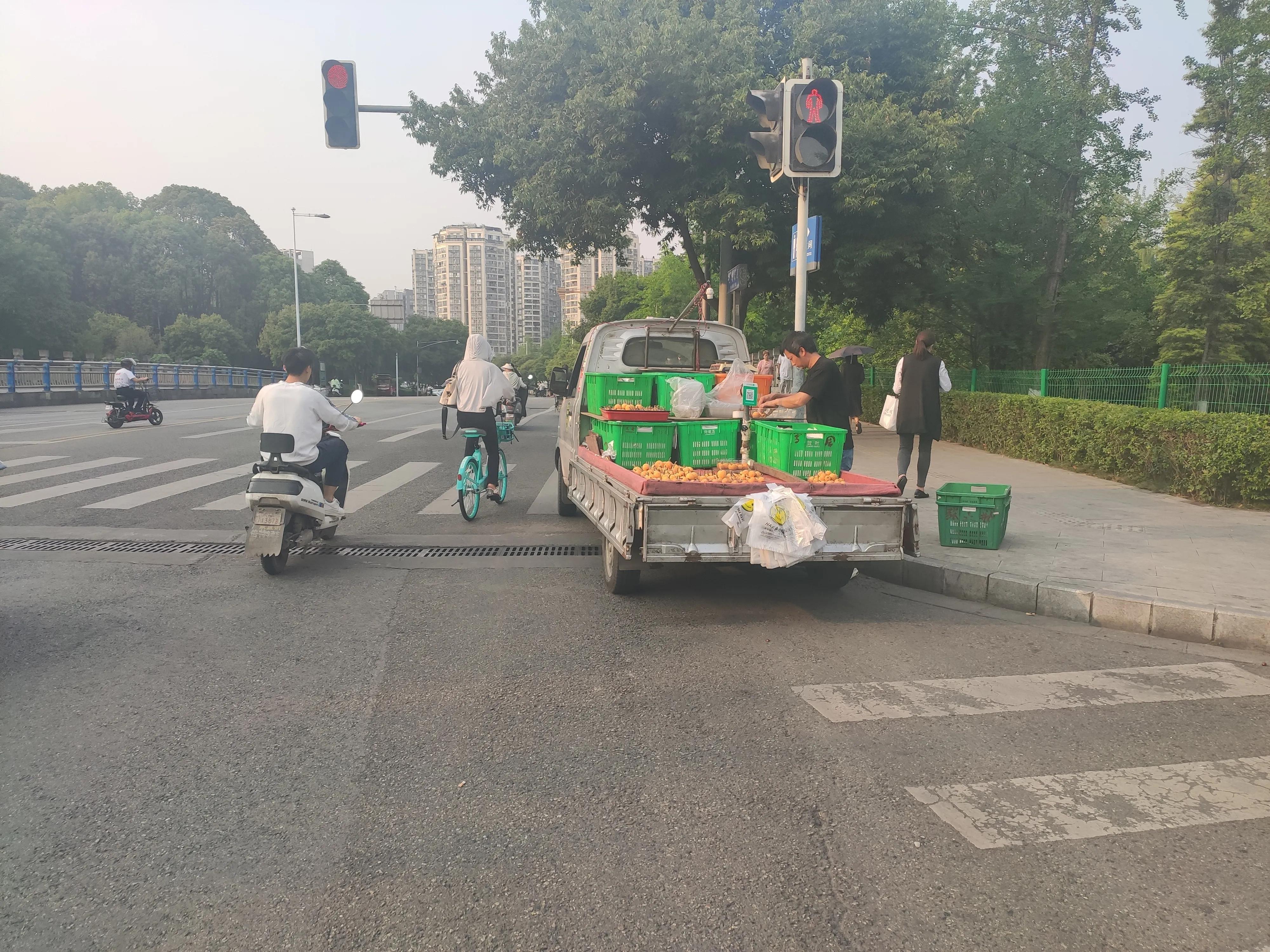 我在路边买了5斤水果，回家一秤，只有2斤8两！你那里呢？