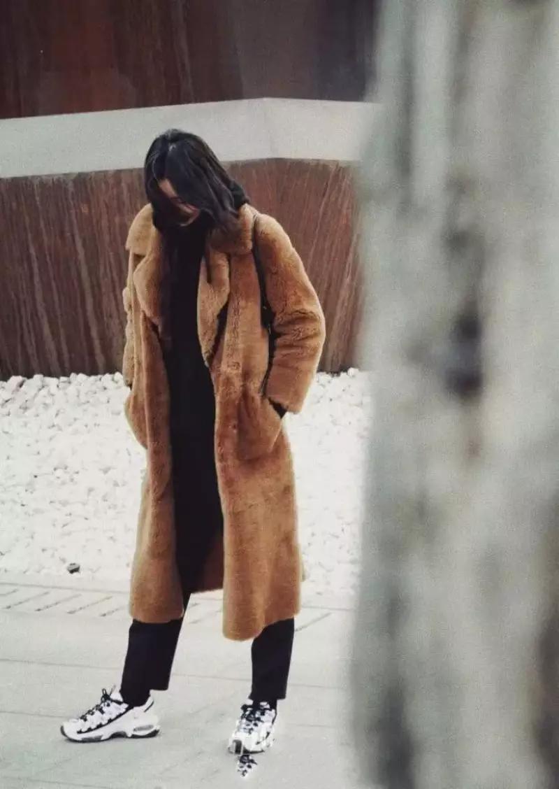 棕色呢子大衣里面配什么颜色打底,摩卡棕色牛角扣大衣怎么搭配裤子