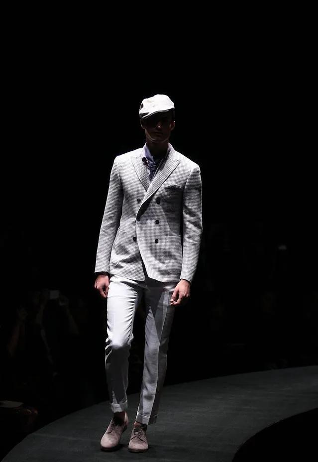 女子穿白狐装,女子穿白衣服走在大街上