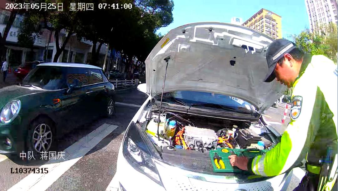 车辆故障交警们秒变修车工,小车隧道内遇故障铁骑迅速处理