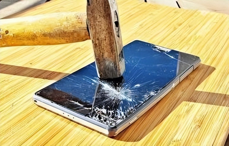 孩子玩手机危害重大，家长怒摔孩子手机，又再次给其购置新机？