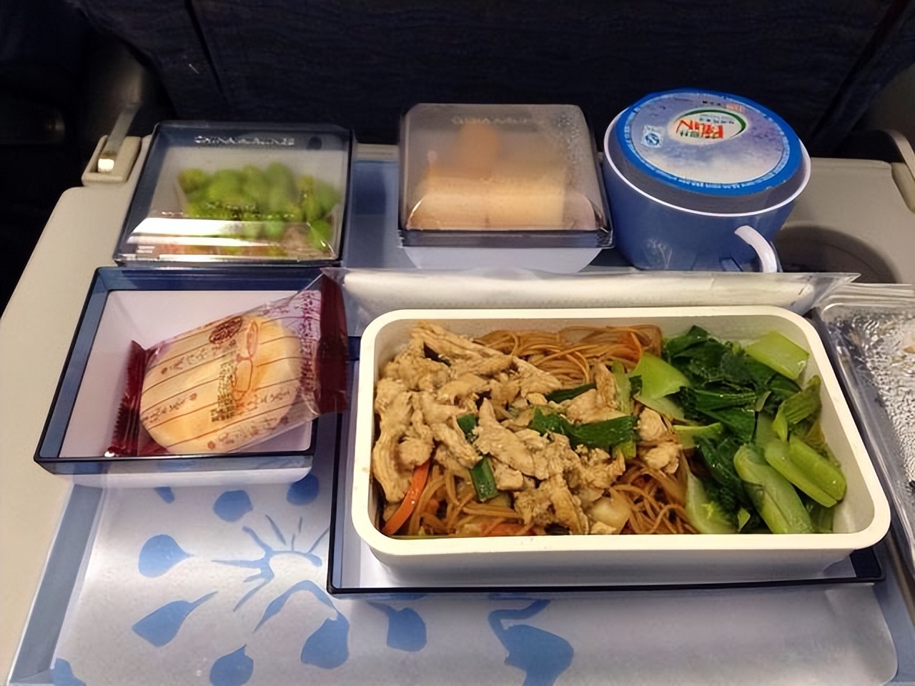 飞机上有三种东西可以免费,飞机上三样免费的东西