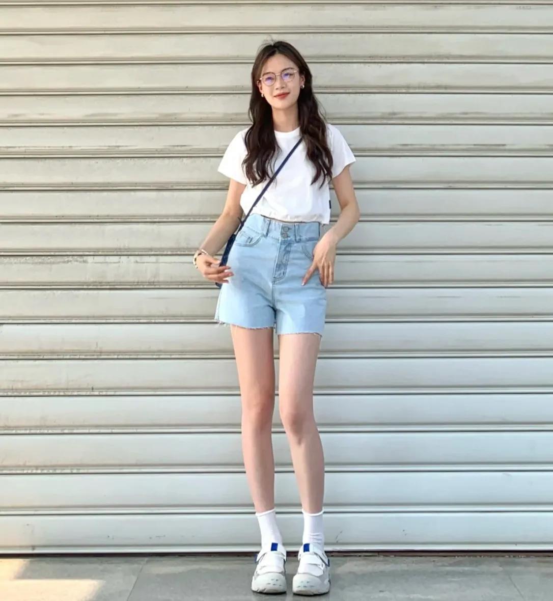 20组牛仔短裤穿搭示范：实穿又百搭好看又好学