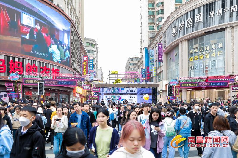 步行街商圈黄金地段,胜利路步行街白天热闹吗