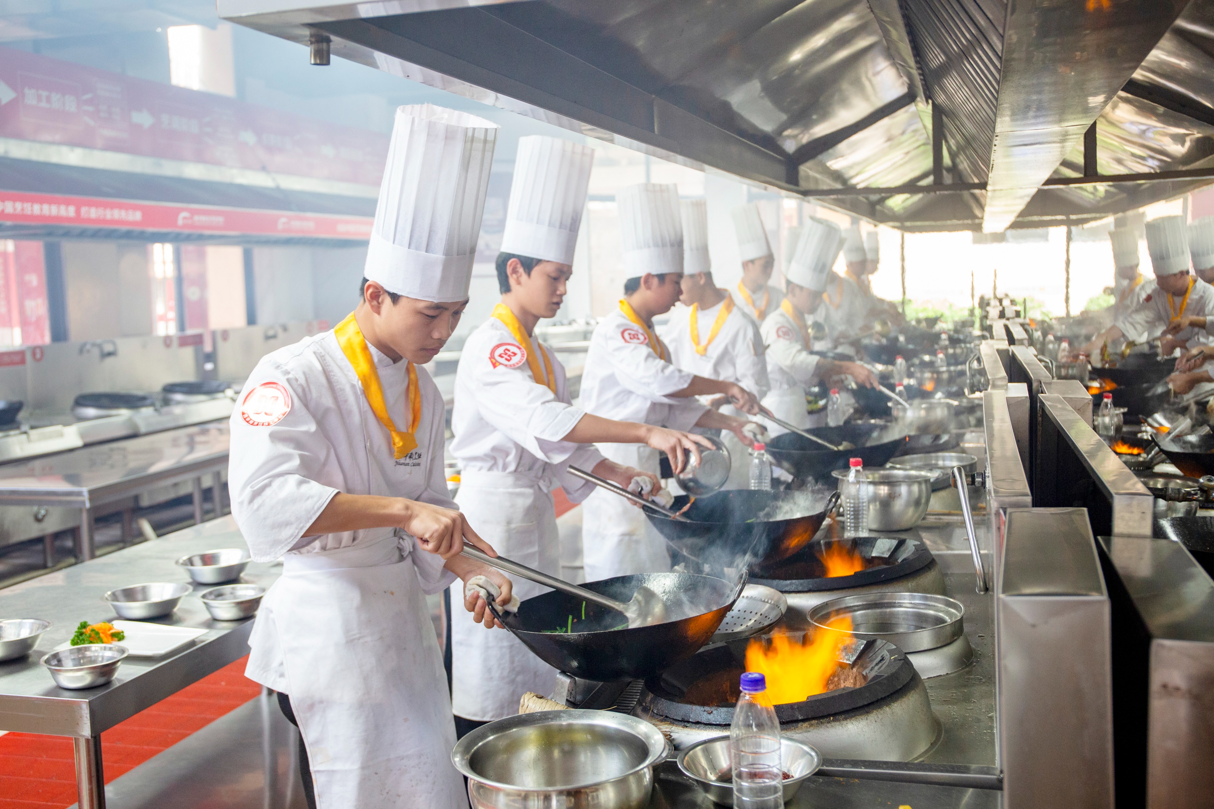 现在去学厨师还有前景吗,厨师有前途吗发展前景怎么样