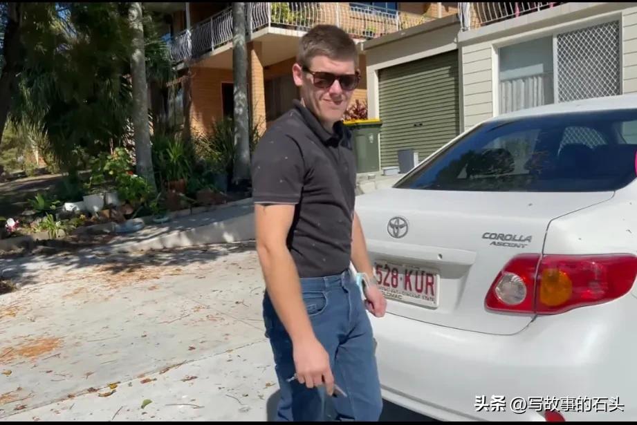 中国姑娘怀揣2000块去澳洲打工，嫁澳洲帅哥，打拼15年买两栋房