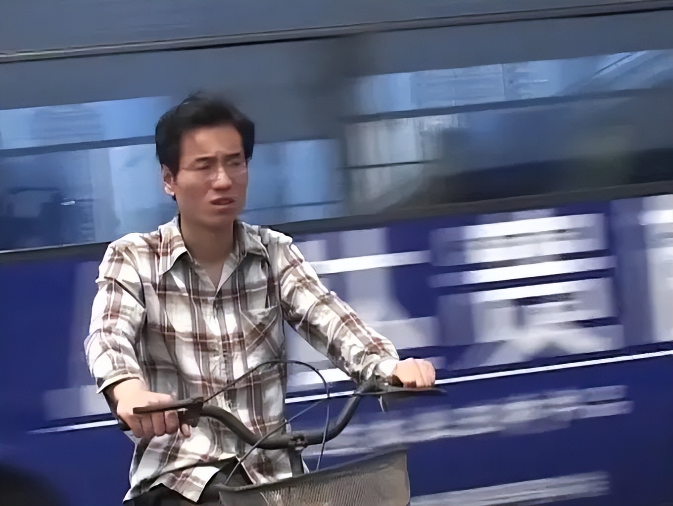 年轻时打工赚钱供孩子上大学,把儿子供上大学