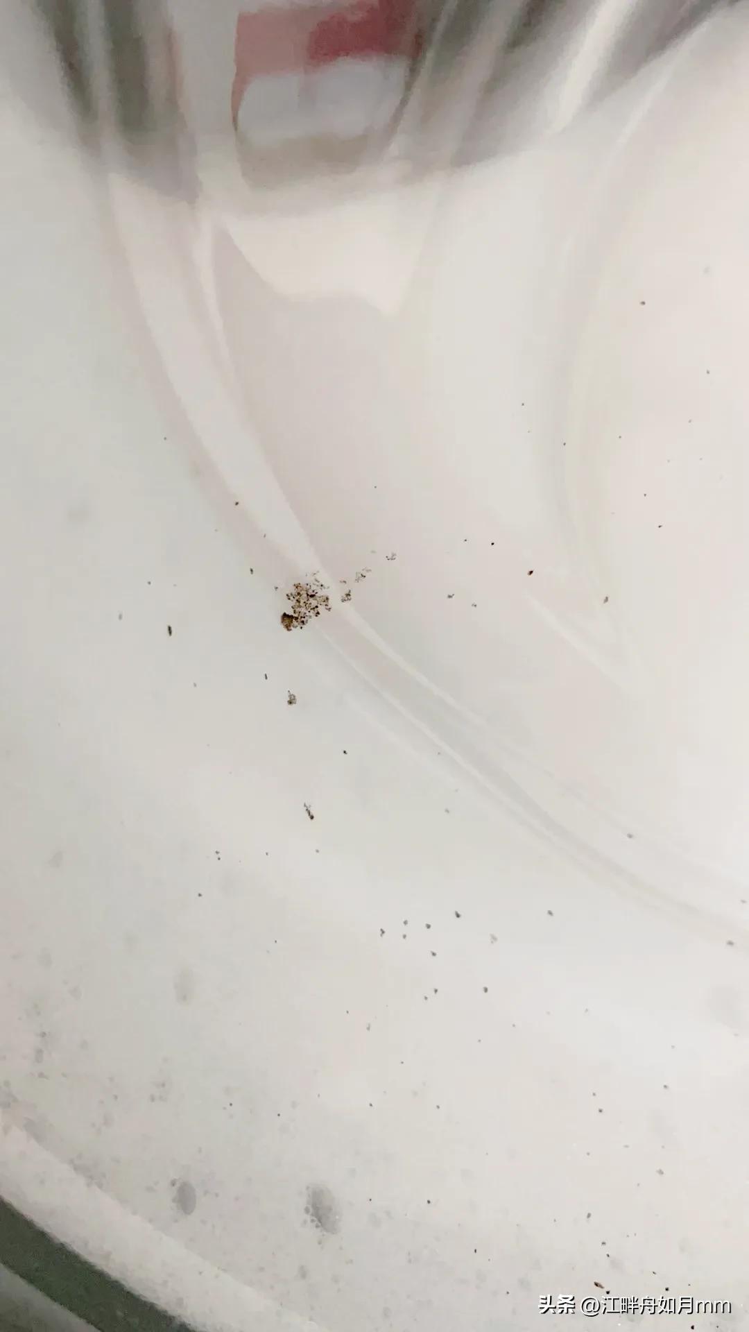 洗衣机掉的脏东西,清洗滚筒洗衣机后毛巾上有海绵