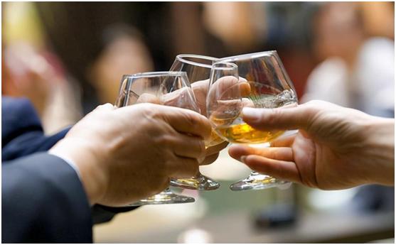 向别人敬酒时杯子应该高还是低,向别人敬酒是什么意思