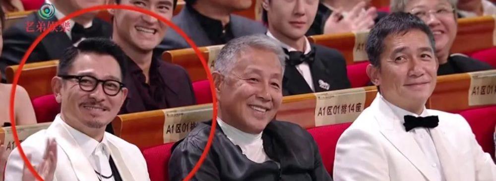 何赛飞获奖后与梁朝伟握手视频,梁朝伟何赛飞金鸡奖