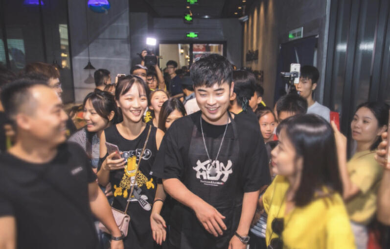 一件外套1500，变着法儿坑粉丝，是谁喂大了这些明星的胃口？