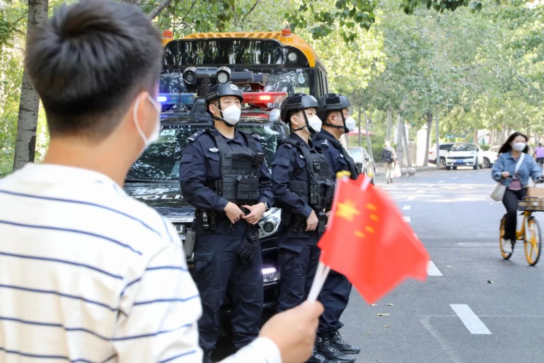 公安春节我在岗坚守岗位保平安,忠诚履职勇担当冒雨执勤保畅通