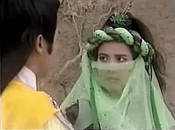 木婉清摘面纱,木婉清面纱被吹落的画面