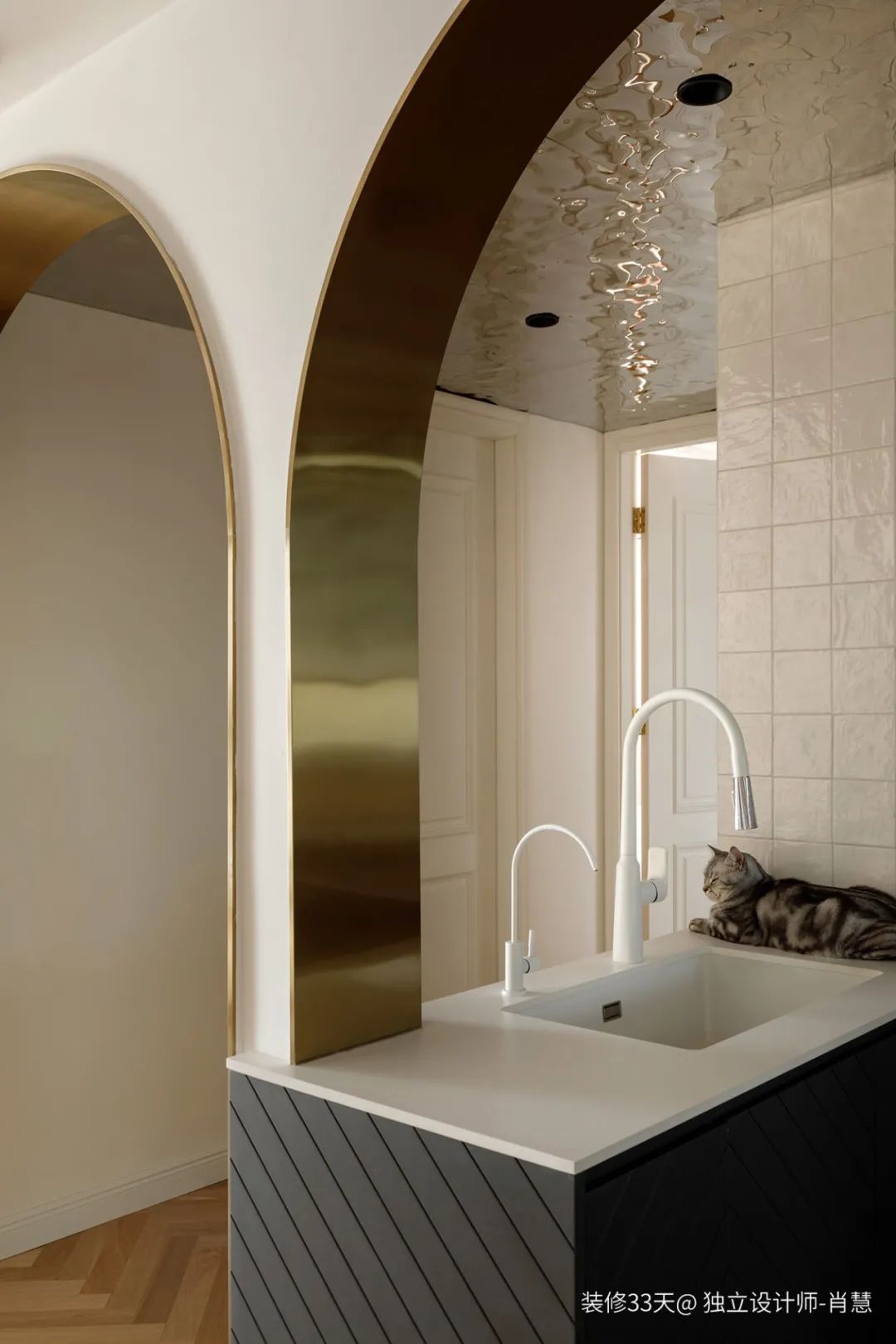 我盯着几个门洞看了好久