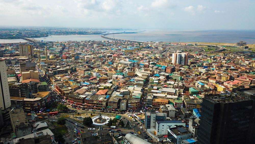 2016年，那个被白人美女喂水喝的非洲男孩，6年后的他怎么样了？