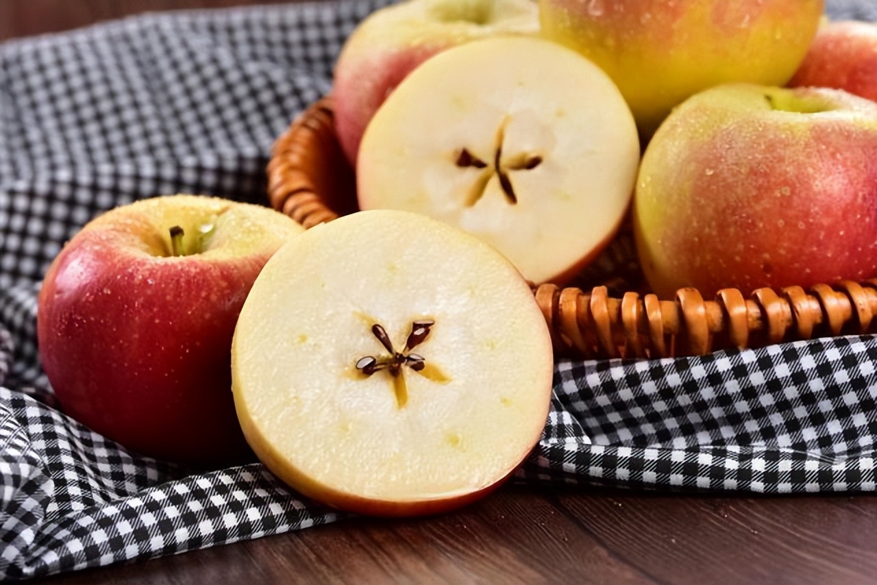 多吃苹果会伤胃吗,经常吃苹果会伤胃吗