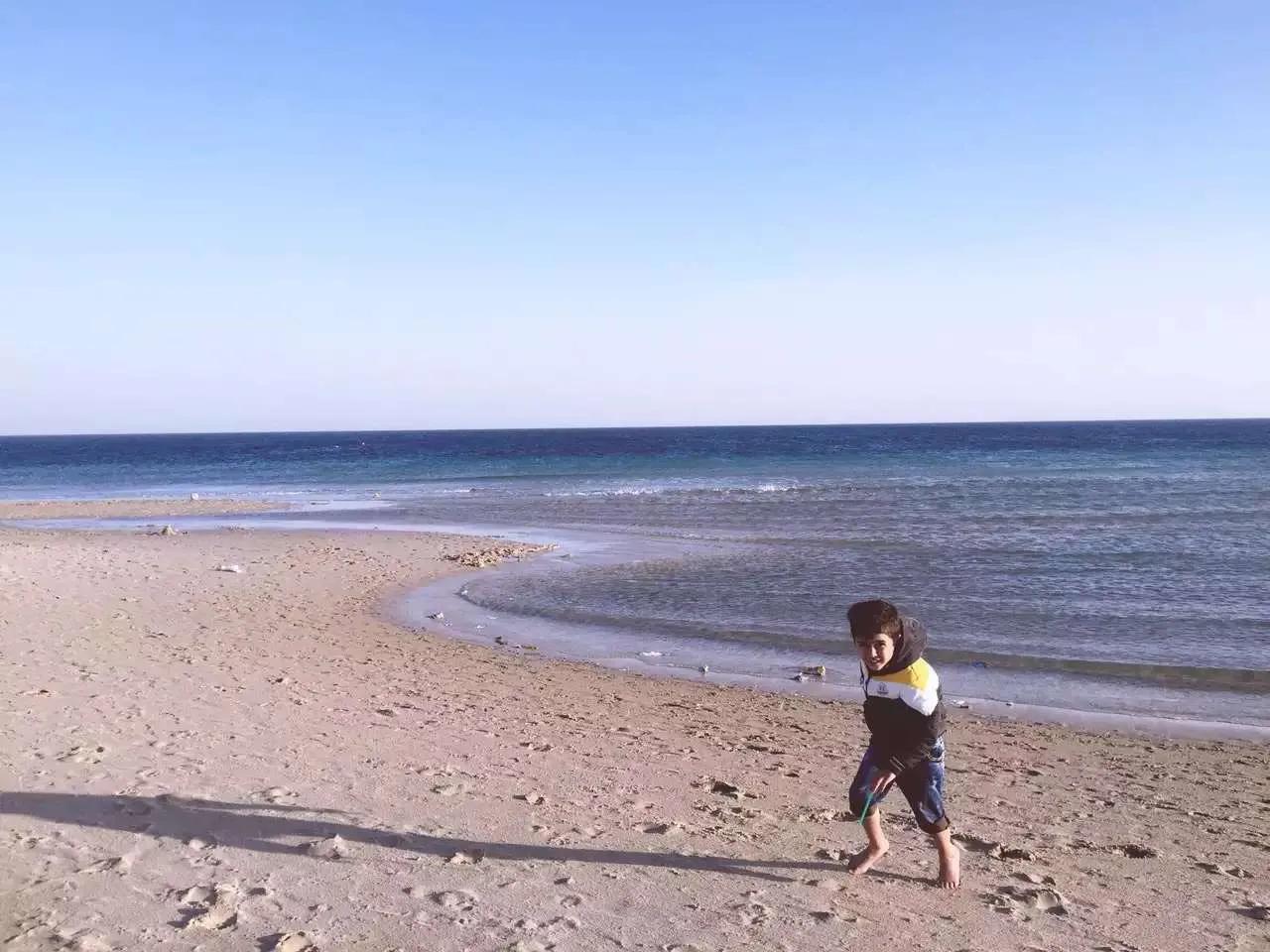 真实的卡塔尔长这样，一半沙漠一半海水