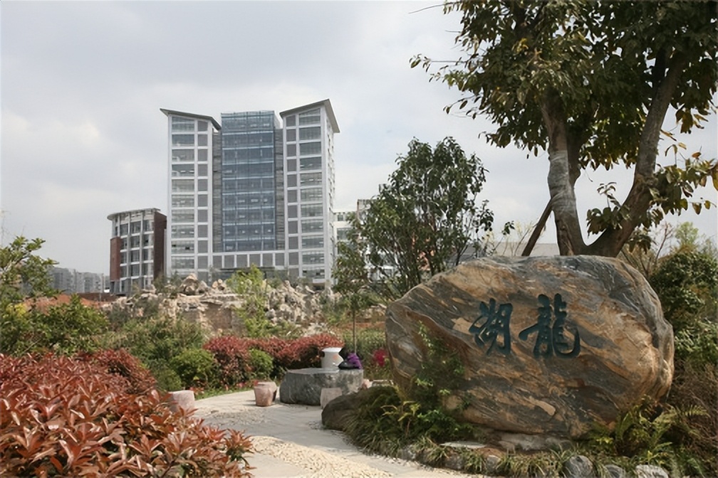 重德博学尚美笃行,重德博学勤勉尚美