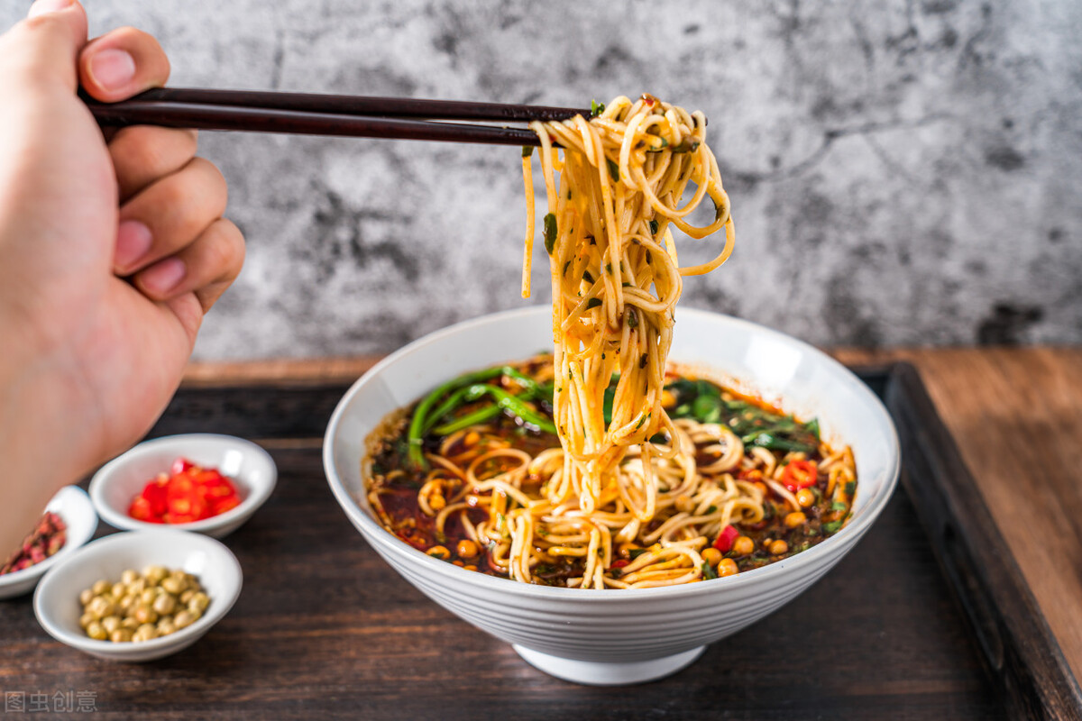 摆摊卖5元一碗面,摆摊卖老碗面