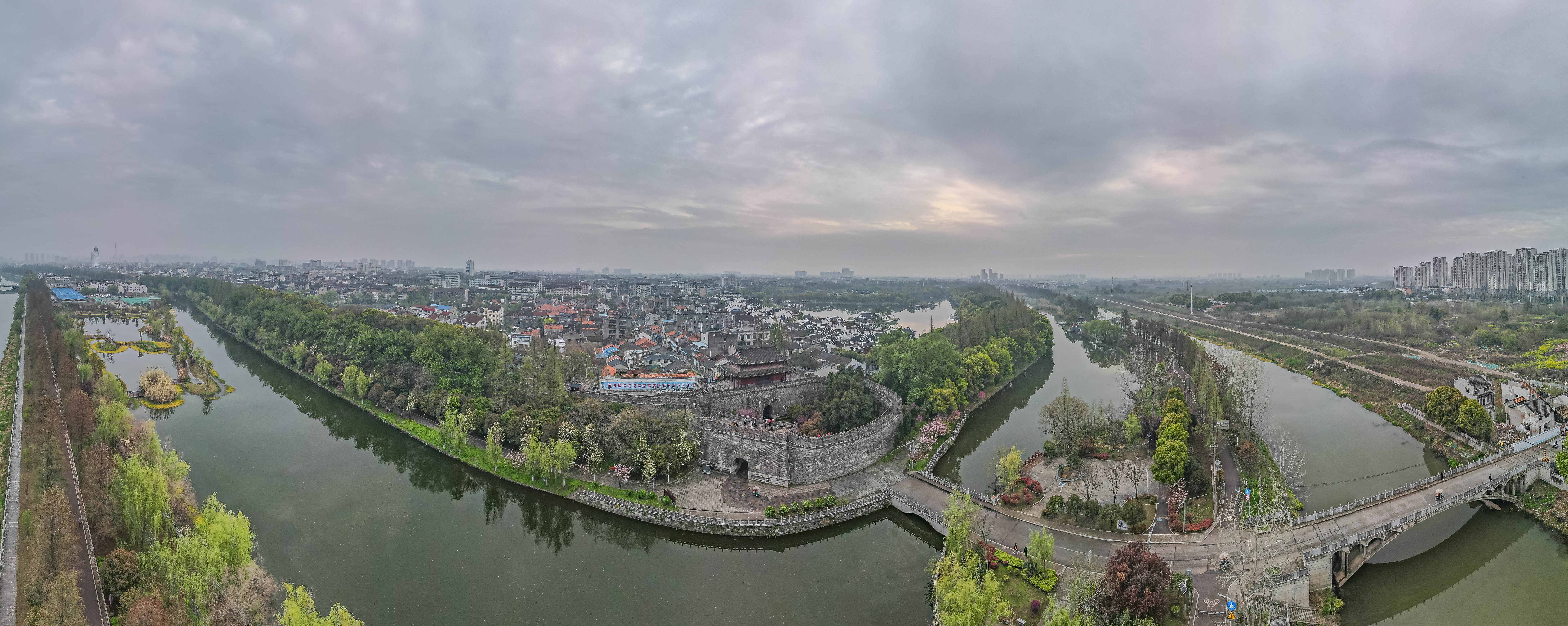 荆州古城墙的历史和照片,襄阳古城墙和荆州古城墙哪个完整