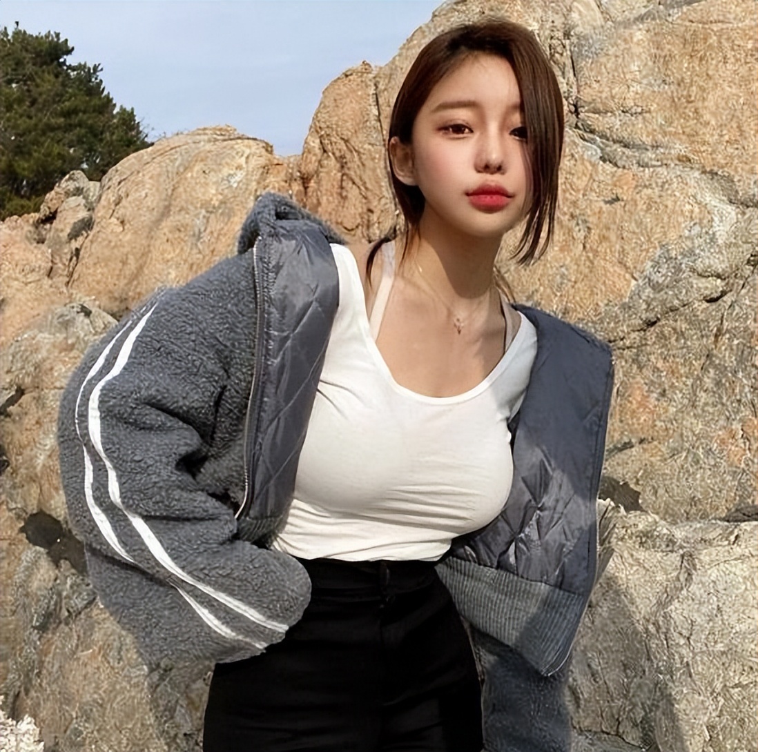 深圳街头惊现地摊女友,深圳街头女孩给钱拥抱男友