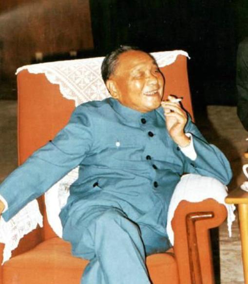 伟人与香烟：毛*东泽**吸百家烟，*小平邓**吸烟被递条，为戒烟吃花生