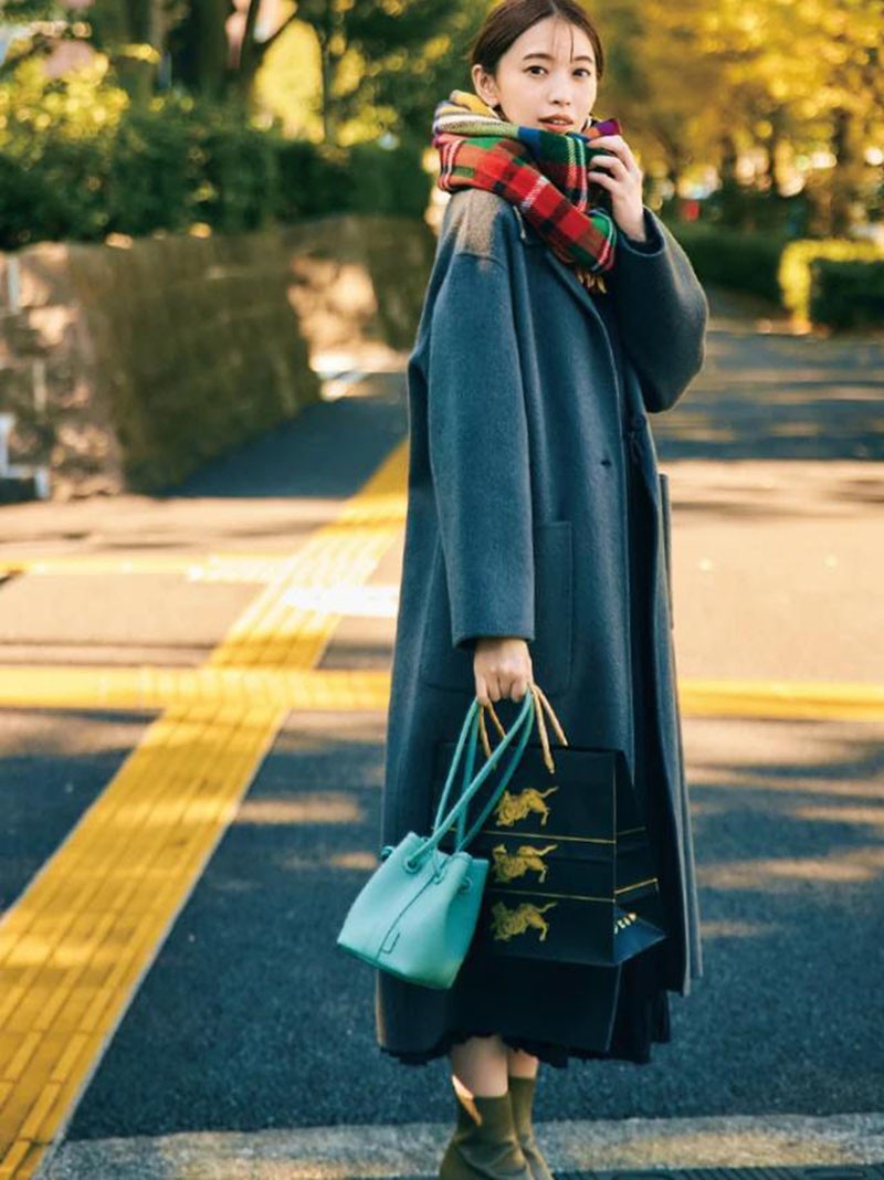 百褶裙长款搭配什么大衣好看,冬季50岁女人大衣百褶裙街拍