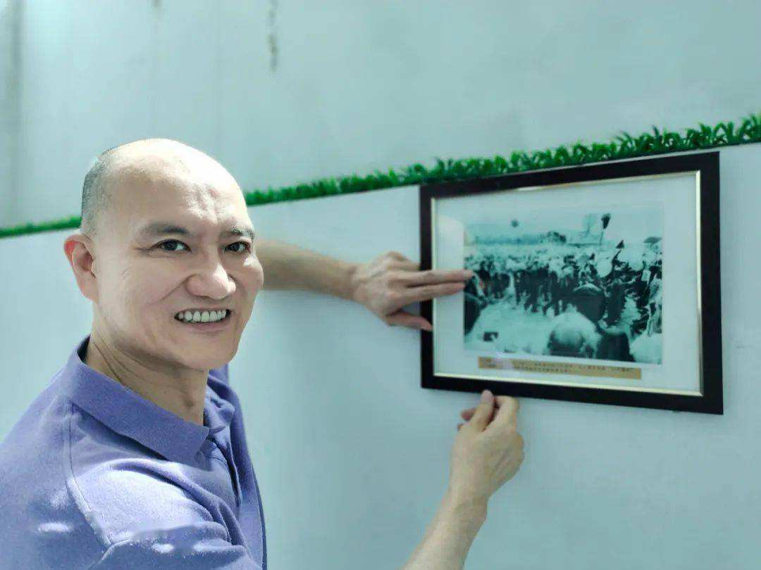 当年“小平您好”4字横幅：横幅用的是床单，笔用的是抹布