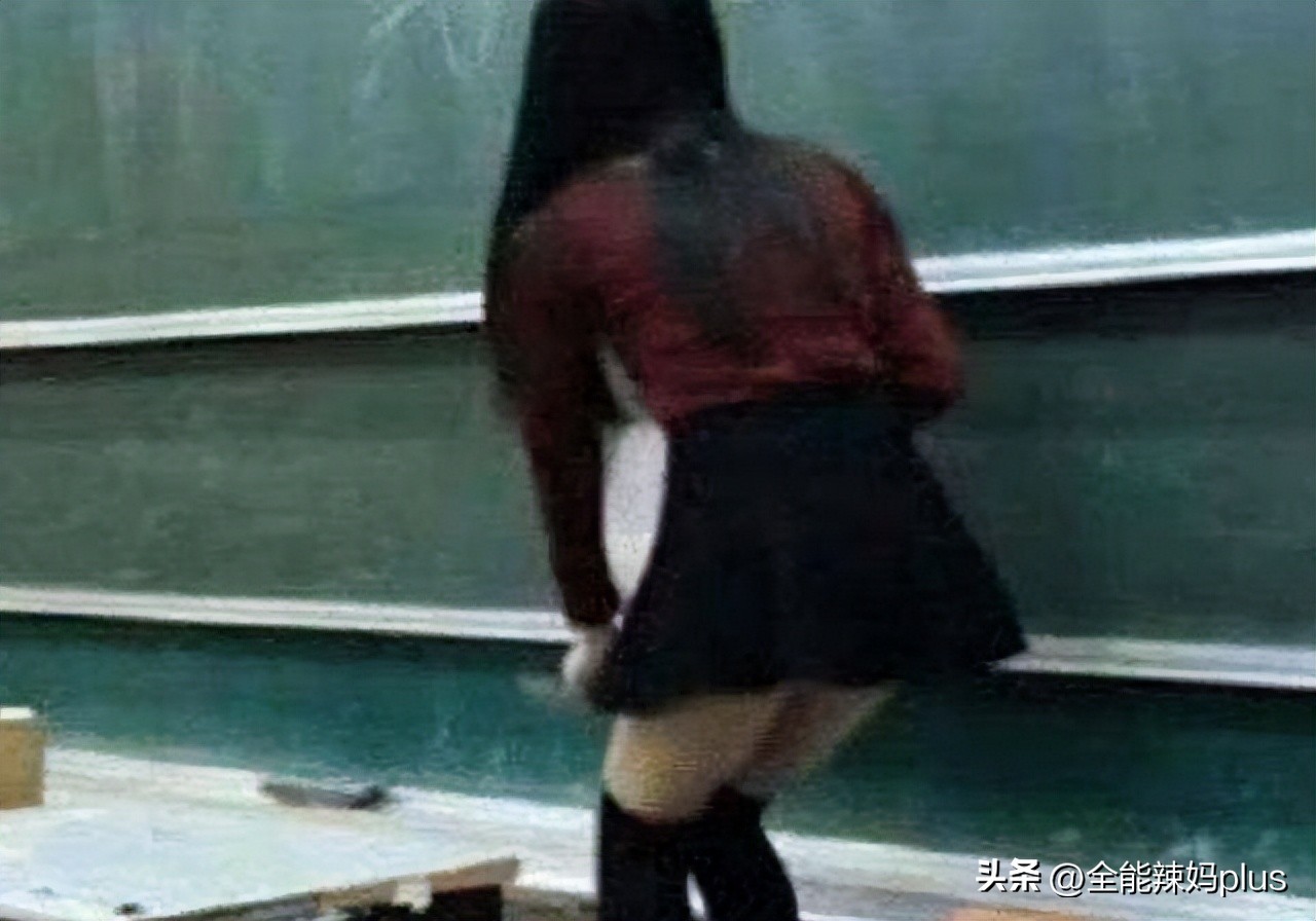 “穿成这样不臊吗？”幼师短裙装惹家长争议，网友：管太宽了吧