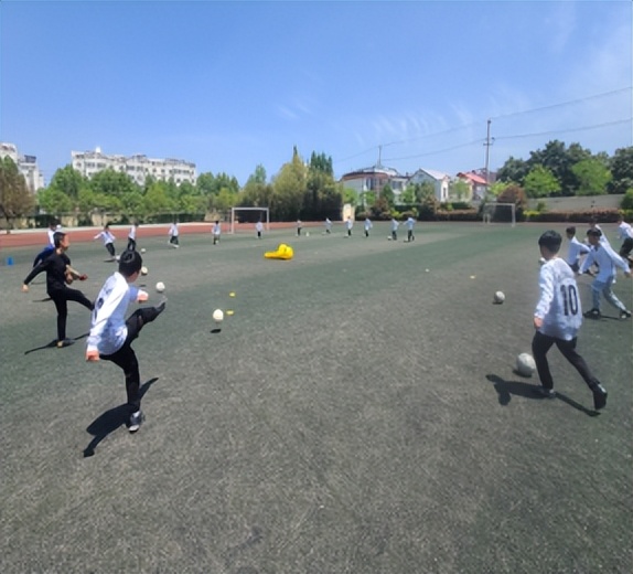 小足球运球和射门教案,小足球左右脚踩球教案