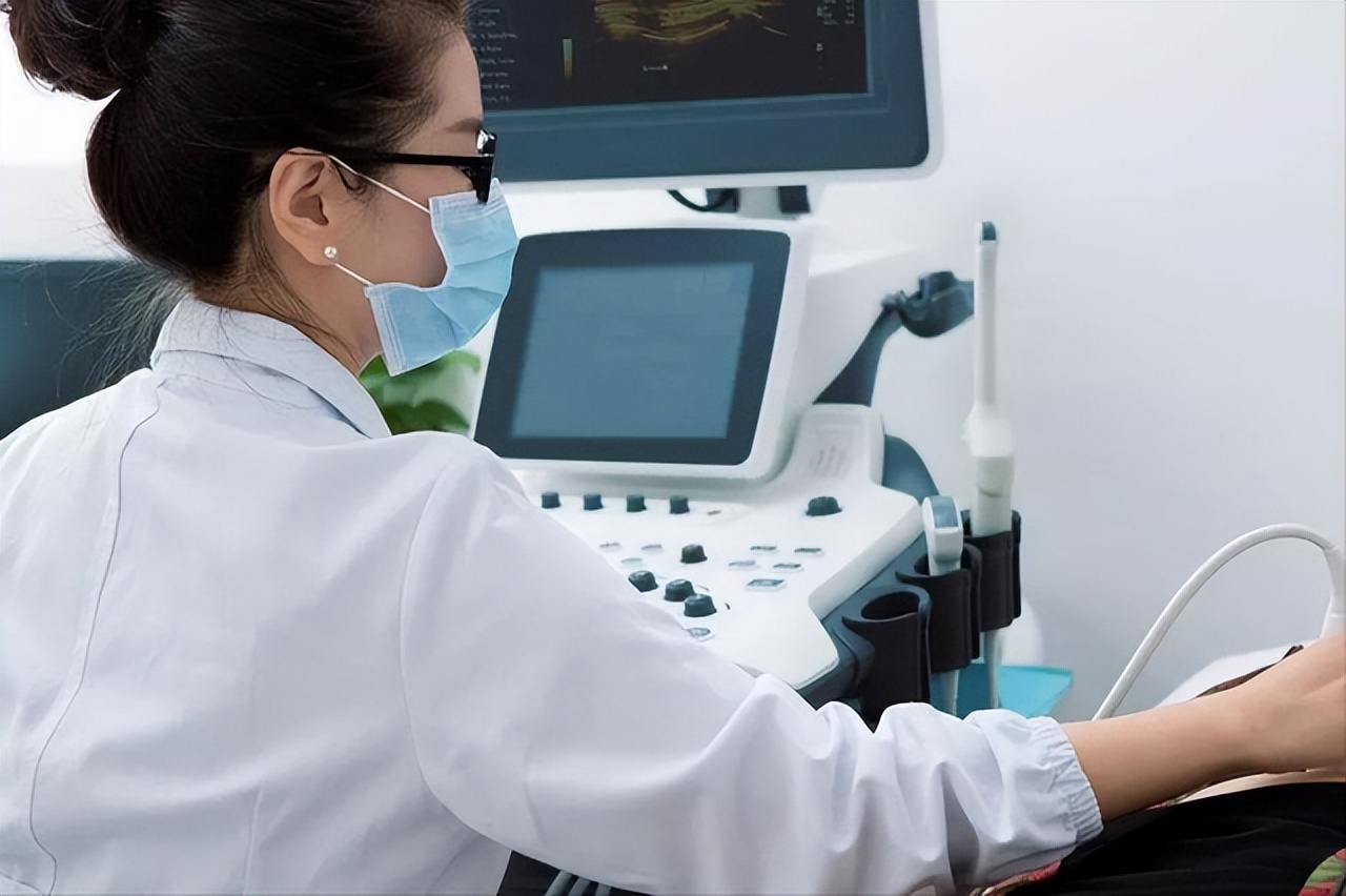 女人胸部长毛有异味是什么情况,女人胸部长汗毛怎么回事