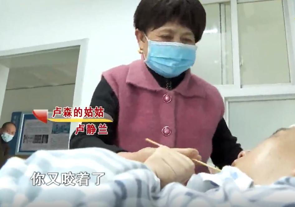 男子出车祸妻子放弃治疗,丈夫出车祸双目失明妻子不离不弃