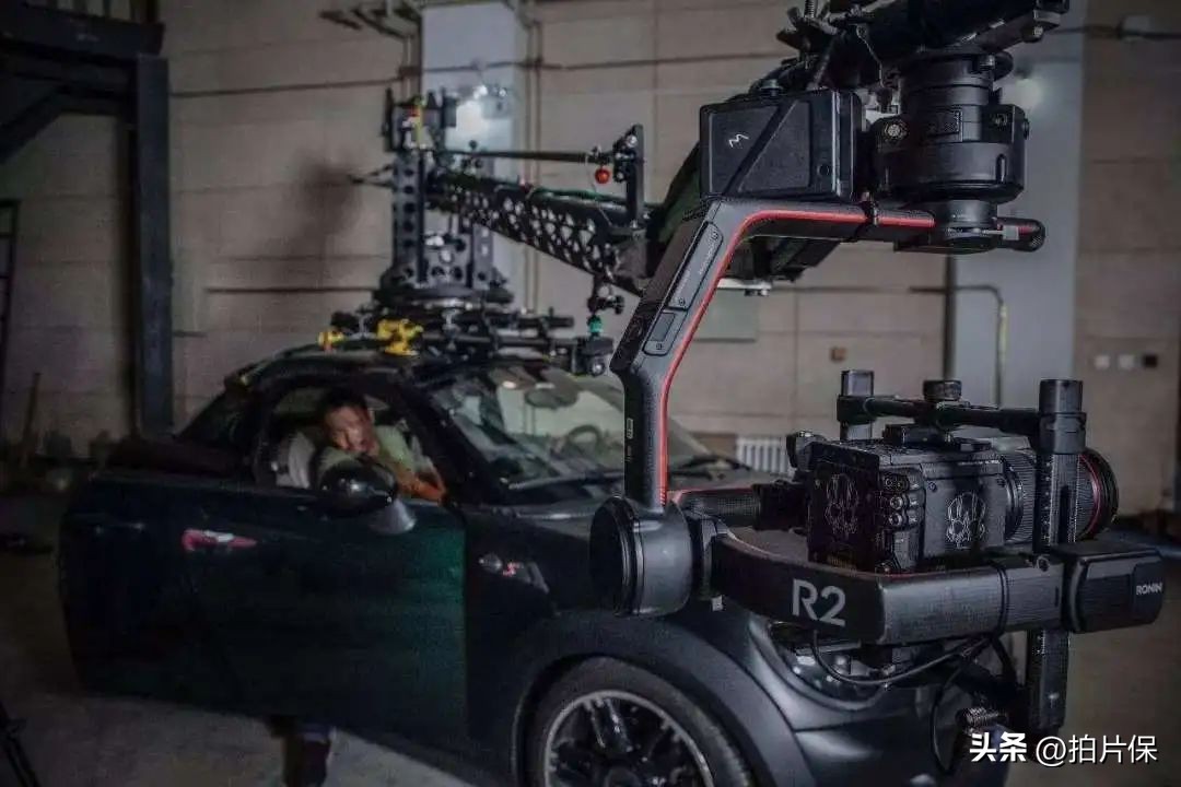 拍片保︱跟拍车高架撞击致遥控头摄像机坠落！怎样配置保险能赔？