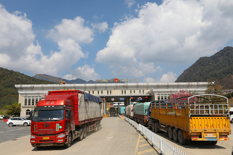 云南腾冲:边贸往来又逢春