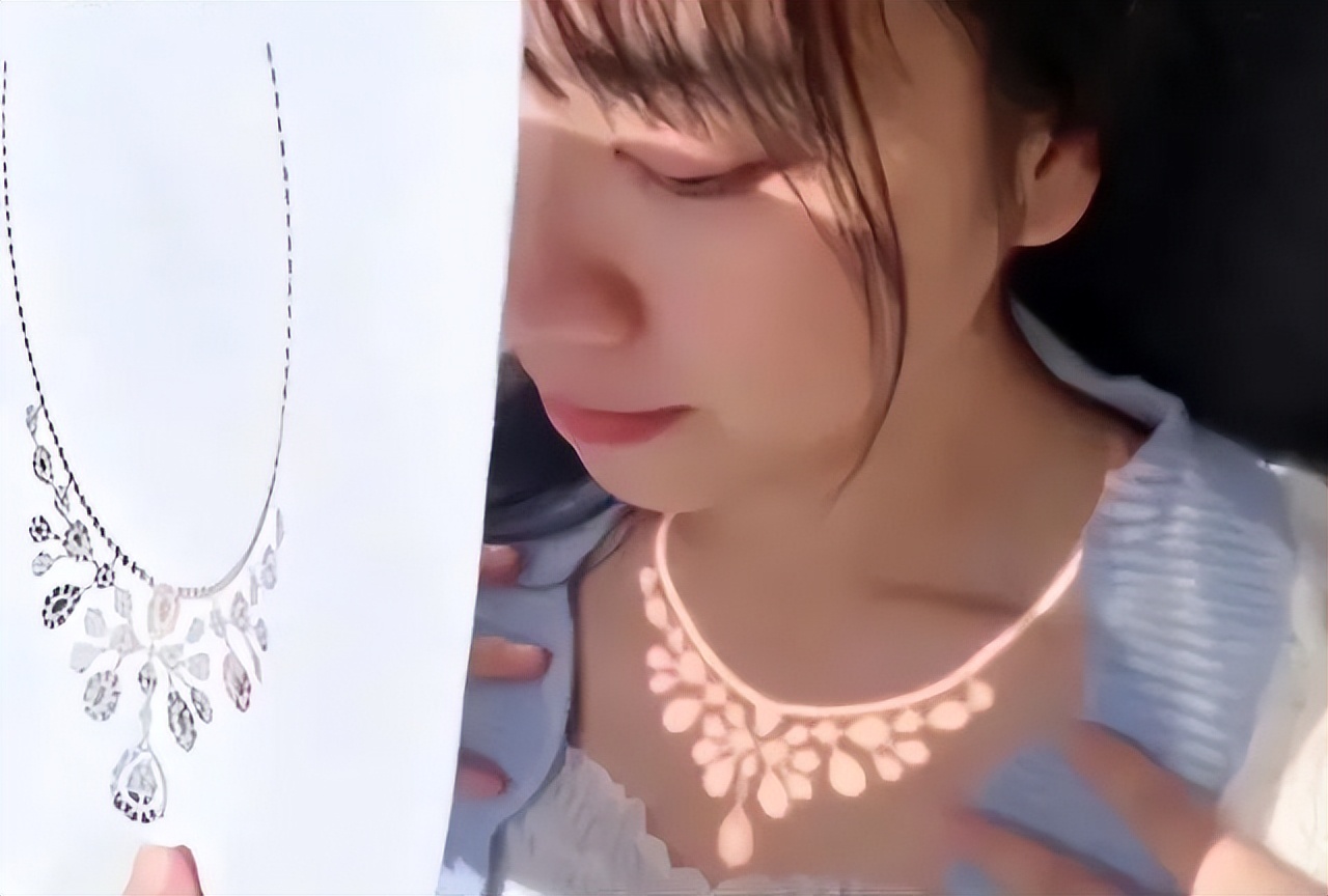 拿保单做礼物也好，用光做项链也罢，有些人还真不配读懂这份浪漫