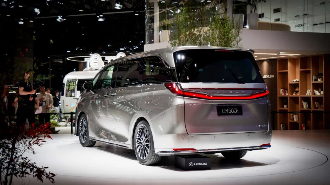 全新雷克萨斯lm500h有7座吗,雷克萨斯lm500h七座和四座怎么选