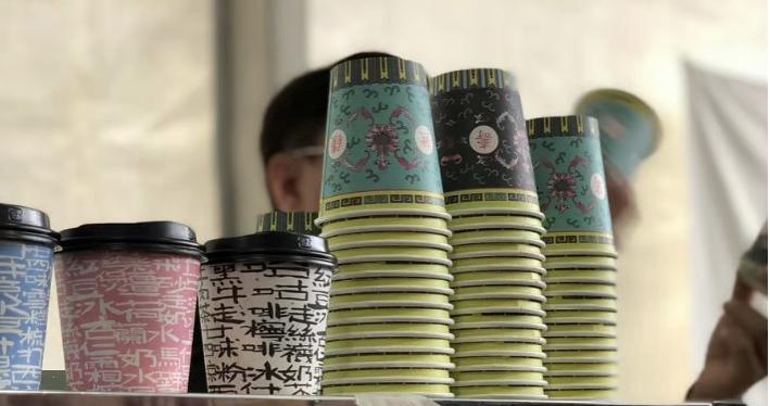 用500多个“古董杯”卖咖啡，香港这家神店，有一套独特玩法！