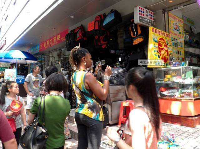 非洲“倒爷”在广州：28寸行李箱装着发财梦