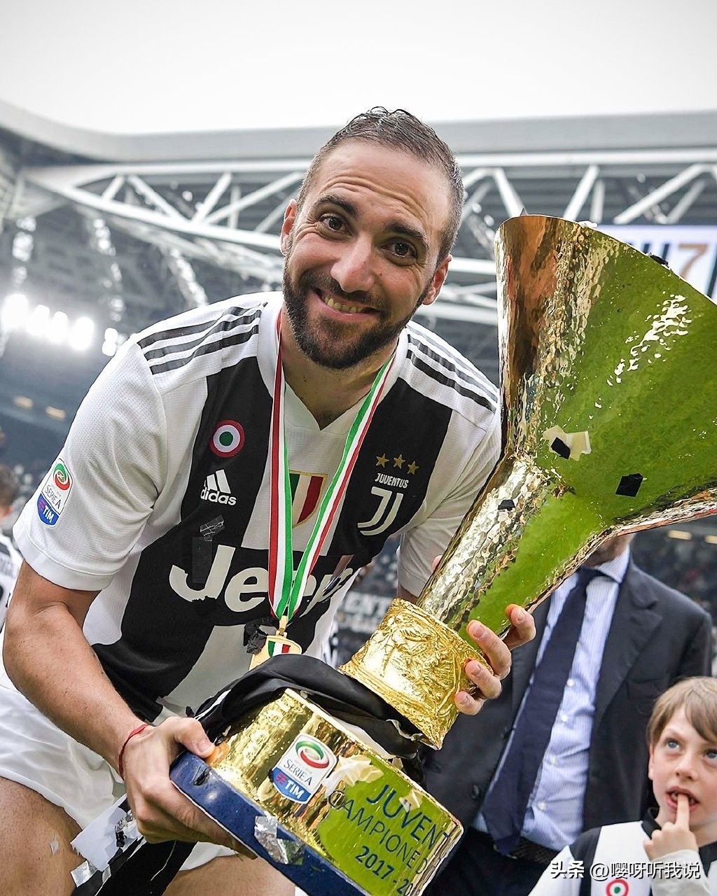 小烟枪泪洒发布会，34岁就宣布退役，梅老板又少一个“左膀右臂”