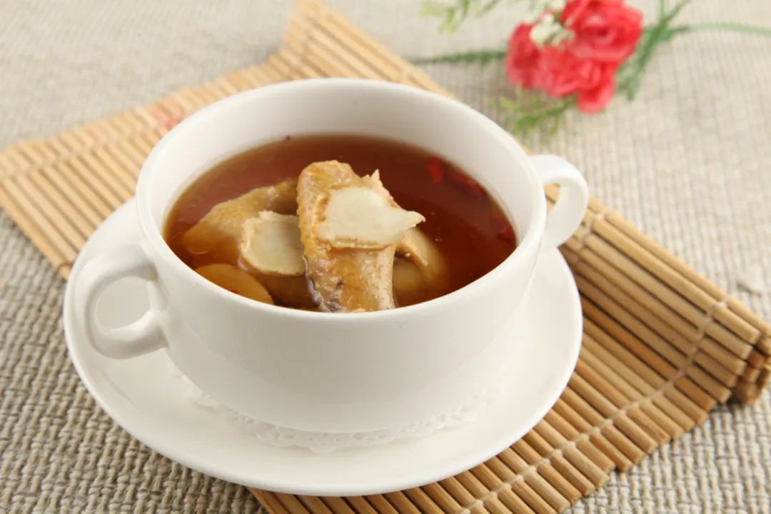 秋天干燥用什么食材泡水喝,秋天干燥适合吃什么菜谱