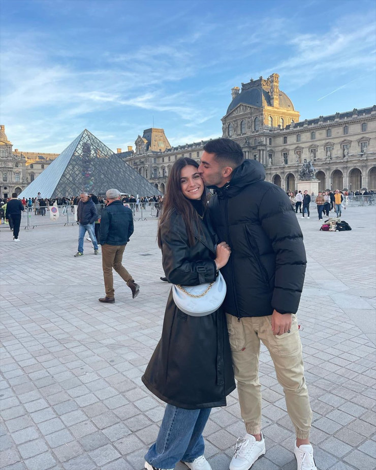 为岳父出征！西班牙00后小将费兰-托雷斯双响后对看台比“S”示爱，他女友正是西班牙主帅女儿