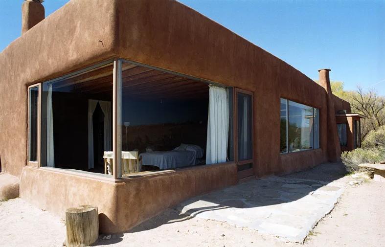 世界知名女画家独居沙漠35年！拒毕加索登门…网友：连家都是艺术